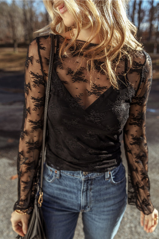 Blusa Negra Slim Fit con Encaje y Malla Crochet – Elegante y Atemporal
